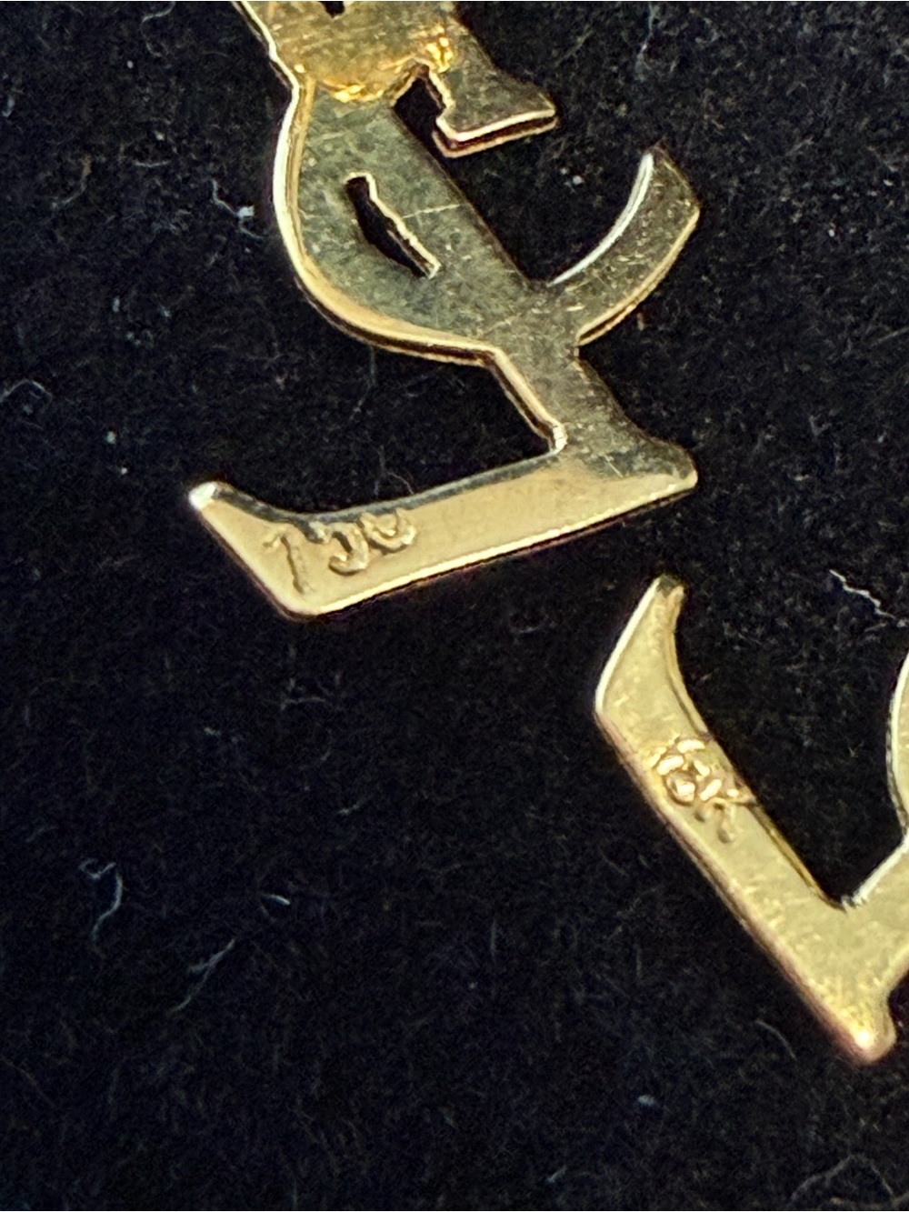 18k Saudi gold. Earrings and Pendant Set -
APPROX 1.7 grams - Picture 3 of 5